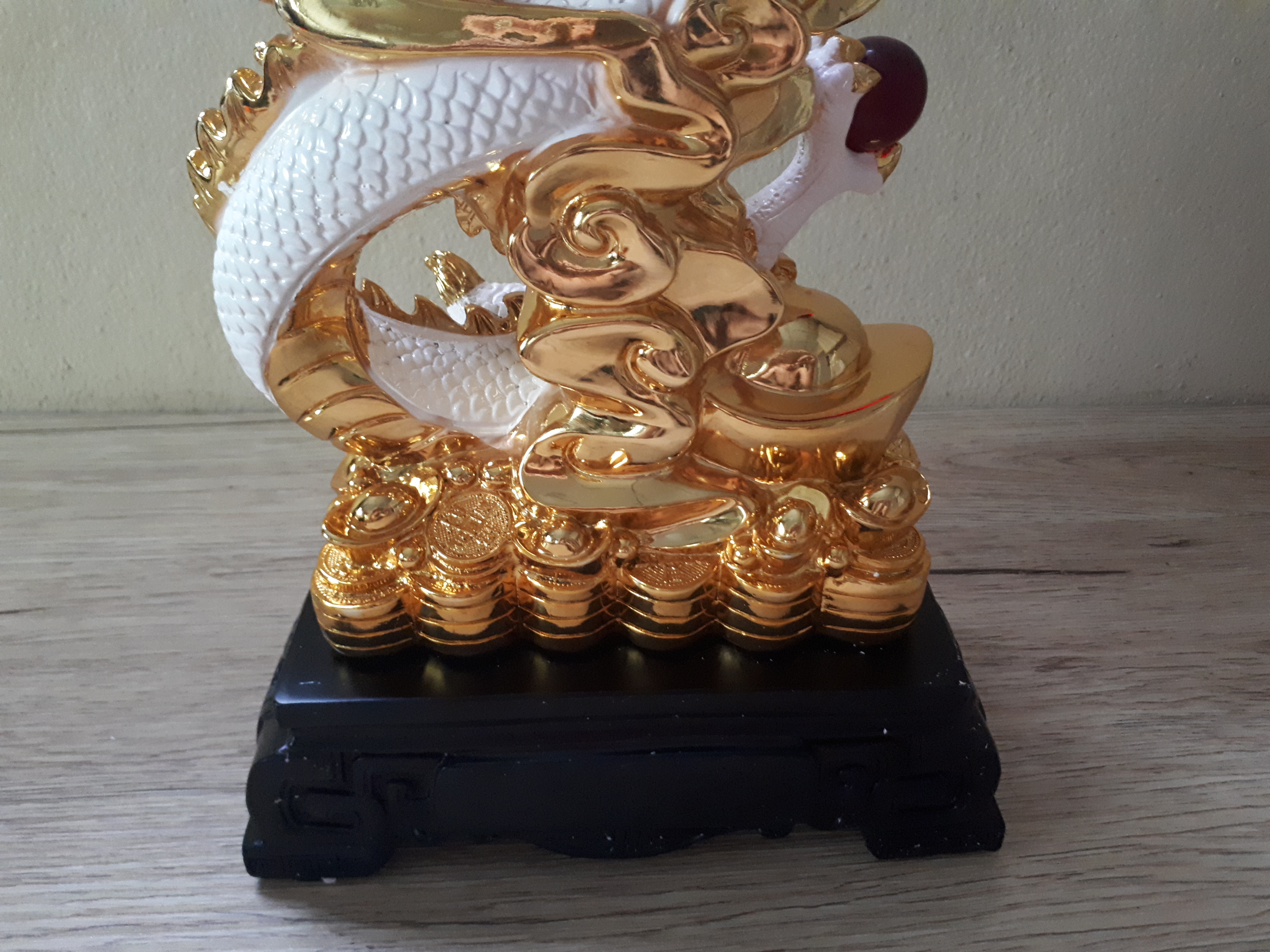 รูปหล่อ มังกรขาว สลับสีทอง ถือลูกแก้วแดง บนกองทอง เนื้อเรซิ่นเหลือบสี (สูง14นิ้ว กว้าง8นิ้ว ลึก4.5นิ้ว)