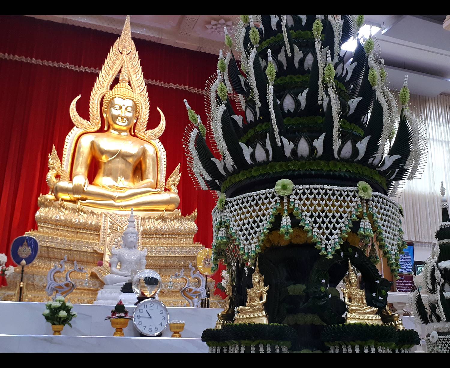 รูปหล่อ สมเด็จองค์ปฐม (พระพุทธรูป หลวงพ่อทองคำ ปางพระแก้วมรกต ทรงเครื่องพระจักรพรรดิ) (ขนาดพระบูชา หน้าตัก5นิ้ว) เนื้อโลหะทองเหลือง ปิดทองแท้ ปี2562 #รับประกันแท้ - หลวงพ่อเล็ก วัดท่าขนุน