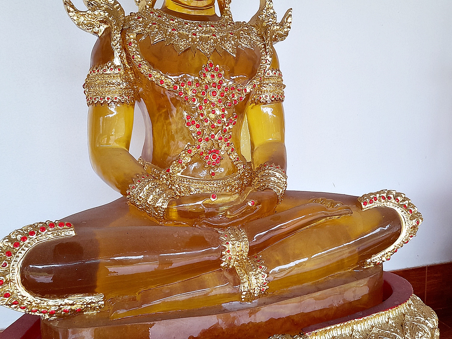 พระแก้วมรกต ปางพระจักรพรรดิ์ สีประจำวันเกิด7สี (ขนาดใหญ่) - (สีแดง สีเหลือง สีชมพู สีเขียว สีส้ม สีฟ้า สีม่วง)