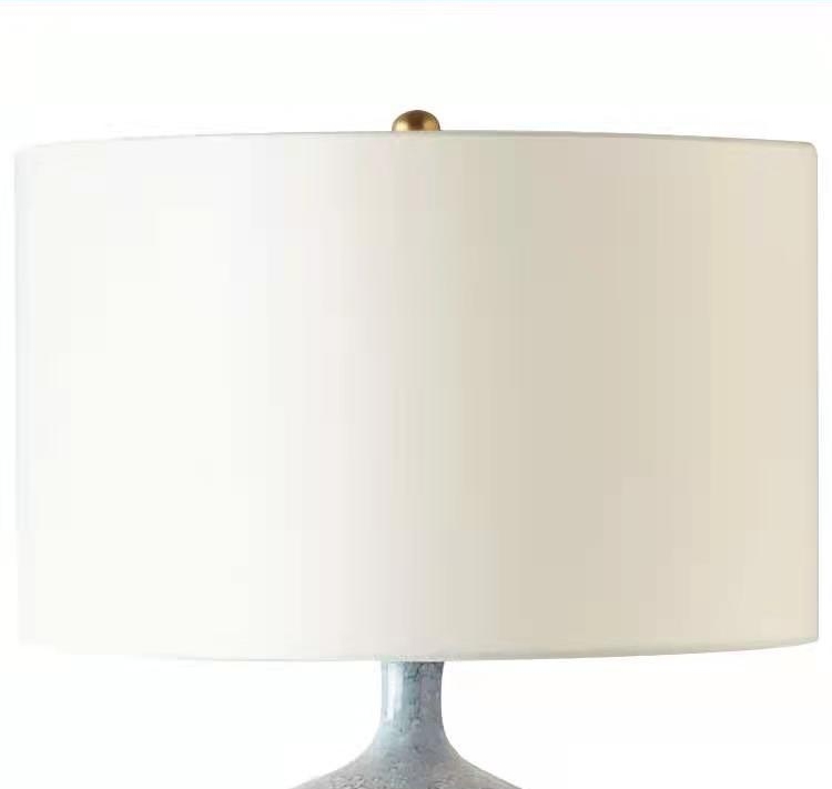 โคมไฟตั้งโต๊ะ Transitional Style ฐานวางเซรามิกทรงแจกันโทนสีฟ้าขาว โป๊ะผ้าโทนสีขาวทรงกระบอกกว้างแบบ Drum Shade [TBLX-0232]