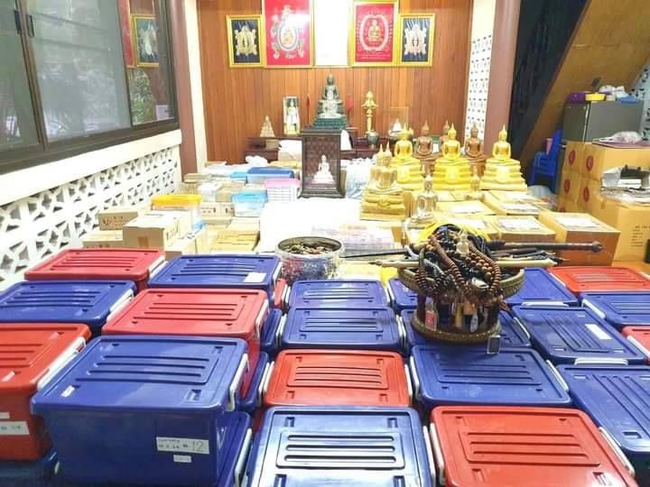 เหรียญสมเด็จองค์ปฐม ยิ้มรับทรัพย์ ปาง สมาธิทรงเครื่องพระจักรพรรดิ หลังยันต์เกราะเพรช เนื้อทองทิพย์ องค์พระเนื้อเงิน(หน้ากาก) ##พิมพ์ใหญ่ ปี2564 #รับประกันแท้ ตอกโค็ด ตอกเลข (สุ่มเลข) - หลวงพ่อเล็ก วัดท่าขนุน (ปลุกเสก พิธีเข้ากรรมฐาน