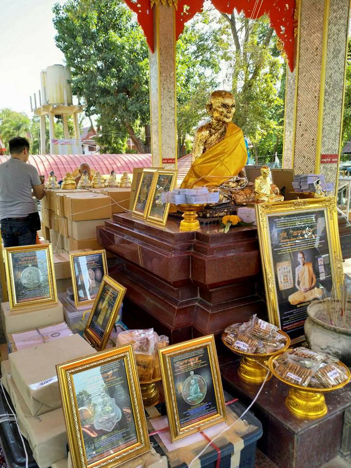 พระสมเด็จปรกโพธิ์ 9ใบ พิมพ์ใหญ่ หลังพระแม่ธรณี เนื้อผงอิธิเจแก่น้ำมัน (ชุดพิเศษ ชุดกรรมการ ปิดทองนำฤกษ์) หลวงพ่อกวย วัดโฆสิตาราม รุ่นแรงครู 2560 (พร้อมเลี่ยมกันน้ำ ใส่กรอบเงินแท้ ลาย หัวสิงห์ ลงยา ลายสุโขทัย ชุบทอง) #รับประกันแท้