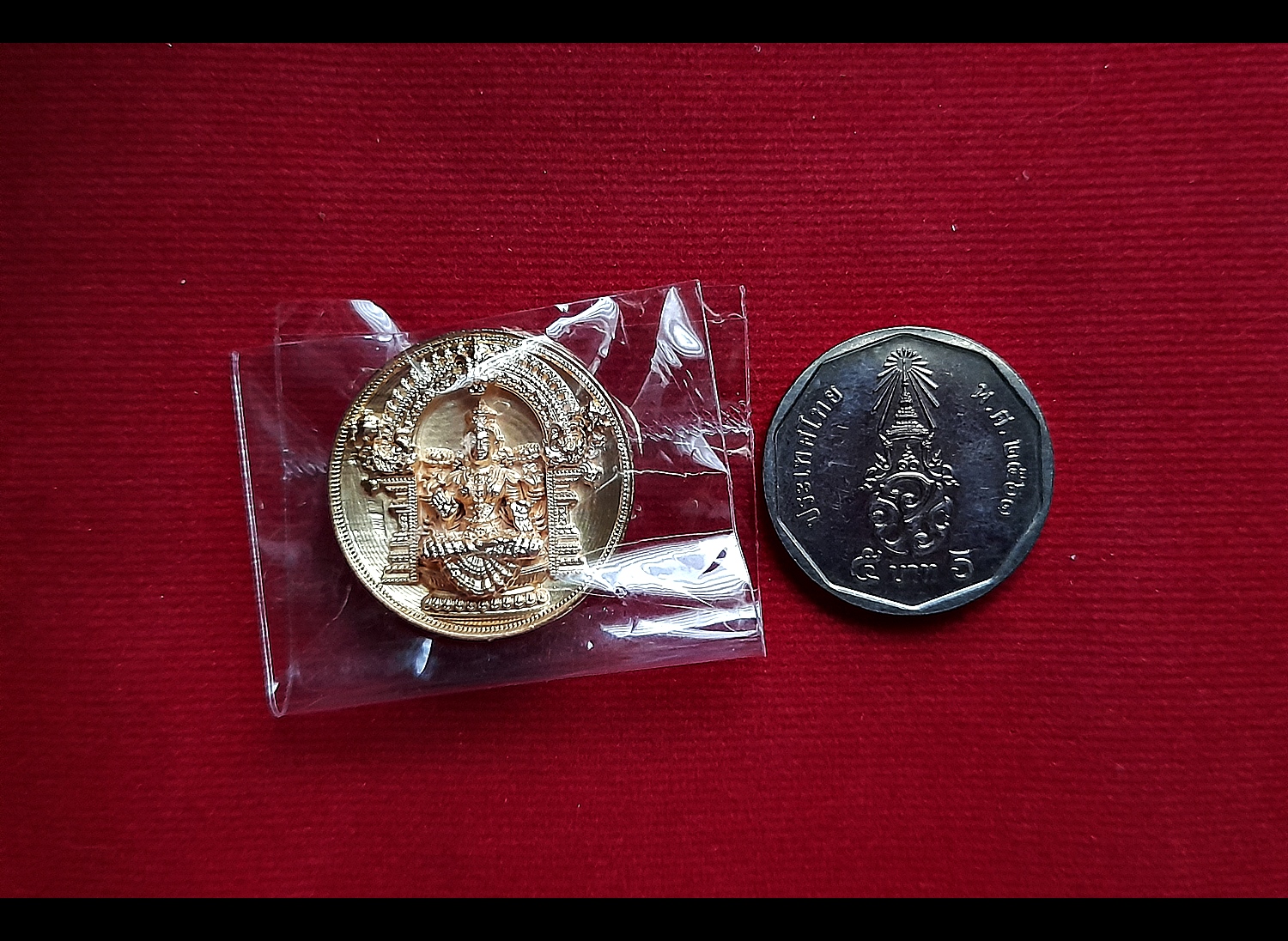 เหรียญ พระแม่ลักษมี 4กร เนื้อชุบทอง(ขนาด2.5ซม) วัดแขก ปี2562 (เข้าพิธีปลุกเสกแล้ว สายแขก)