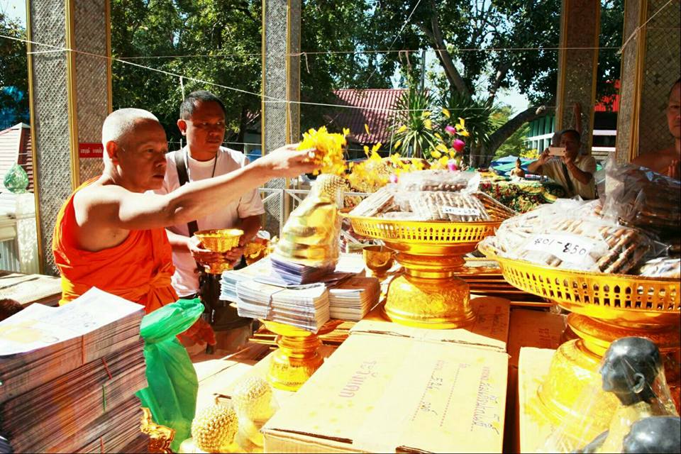 พระสมเด็จหลวงพ่อโตในวิหาร เนื้อผงชนวนมวลสารเก่าหลวงพ่อกวย รุ่นแรงครู ปี2560 หลวงพ่อกวย วัดโฆสิตาราม(วัดบ้านแค) จ.ชัยนาท ปี2563 - (ขนาด 5x7นิ้ว จีวรส้ม ด้านหน้ายันต์ครู ยันต์นะปัดตลอด ด้านหลังยันต์มงกุฎพระพุทธเจ้าหนุนดวง) ปี2563 #ปลุกเสกที่วัดโฆสิตาราม #รั
