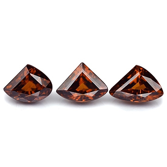 Zircon พลอยเพทาย ไม่ผ่านการอบ จัดเซท น้ำหนักรวม 12.76 กะรัต รูปแฟนซี จำนวน 3 เม็ด สีแดงโทนส้ม เนื้อสะอาดไม่มีตำหนิ
