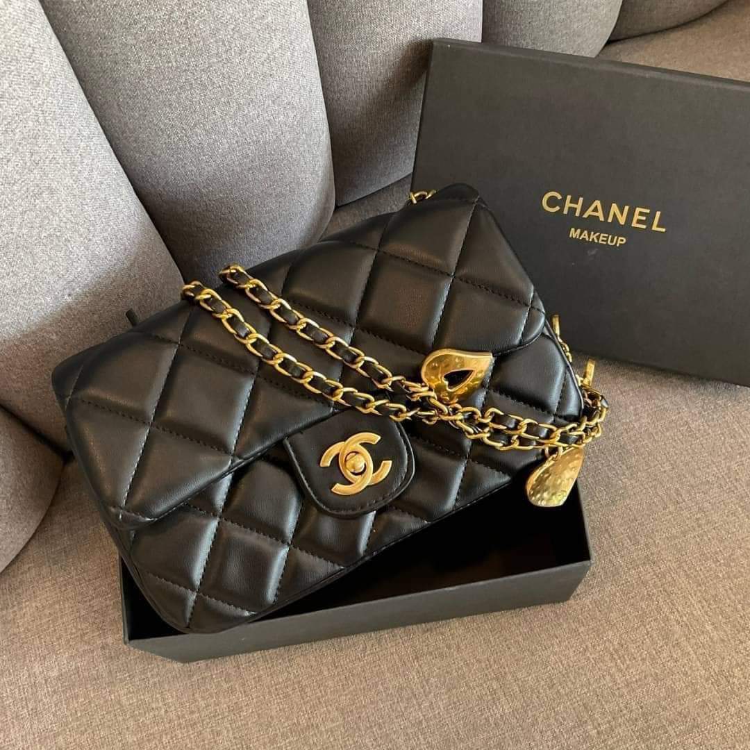 กระเป๋างานกิฟท์ CHANEL VIP GIFT CROSSBODY BAG (แอดไลน์ก่อนสั่งซื้อ)