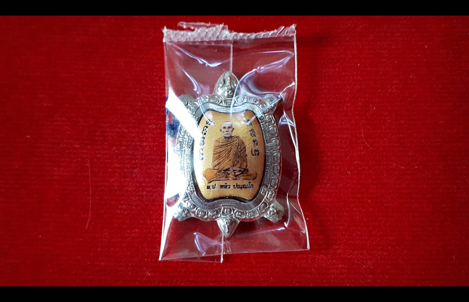เหรียญ ล็อกเก็ต หลวงปู่หลิว วัดไร่แตงทอง เนื้อดีบุก ฉากหลังสีทอง ด้านหลังมีจิ้กจกและกัณหาชาลี (ขนาดจิ๋ว เม็ดแตง) (บรรจุฝัง เกศา อัฐิ หลวงปู่หลิว และ มวลสารอื่นๆ) ปี2560
