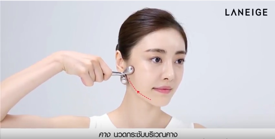 (ลดพิเศษ40%) Laneige Face-Fit Roller โรลเลอร์ยกกระชับผิวแบบอสมมาตรที่ผลิตจากทองคำขาว ให้คุณสัมผัสผิวยกกระชับเต่งตึง แลดูอ่อนเยาว์ จนสัมผัสผลลัพธ์ได้ในชั่วข้ามคืน