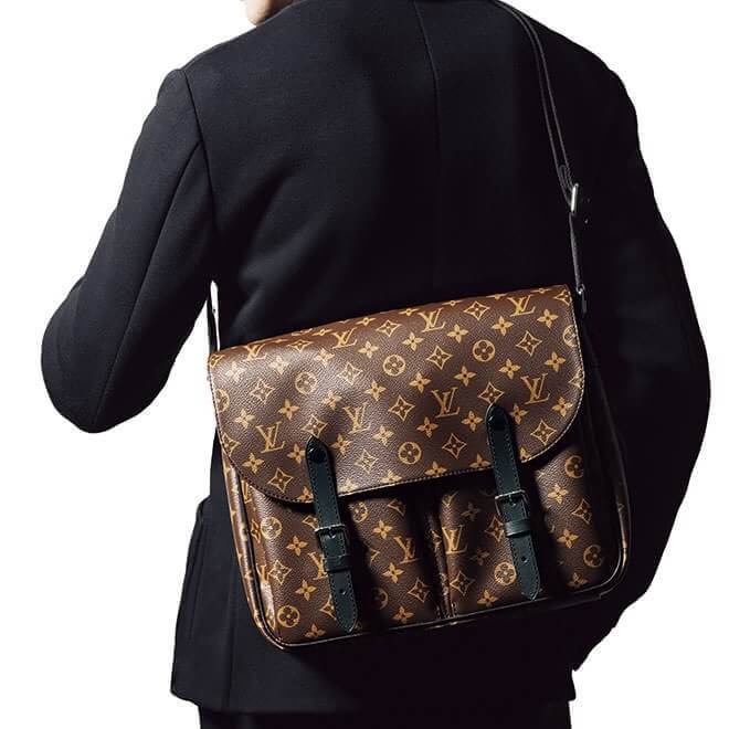 กระเป๋า l christopher monogram men messenger bag สีน้ำตาล