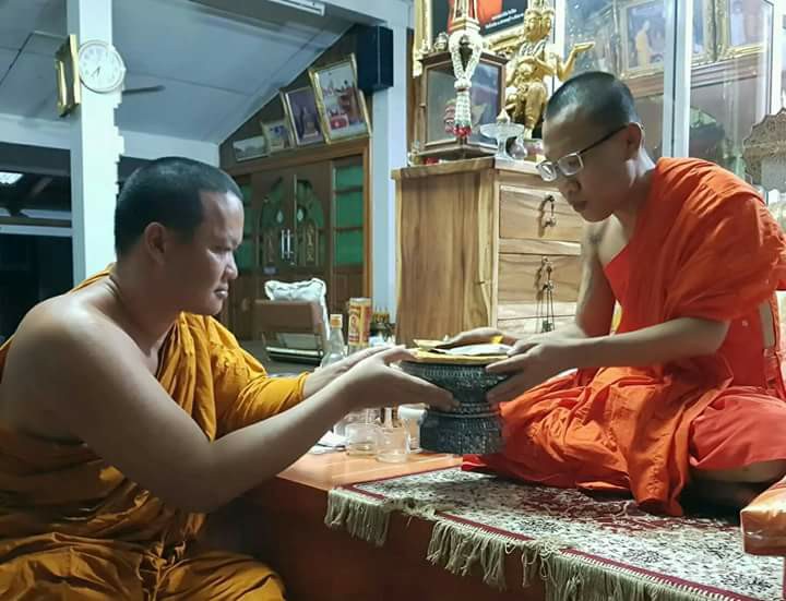 พระสมเด็จหลวงพ่อโตในวิหาร เนื้อผงชนวนมวลสารเก่าหลวงพ่อกวย รุ่นแรงครู ปี2560 หลวงพ่อกวย วัดโฆสิตาราม(วัดบ้านแค) จ.ชัยนาท ปี2563 - (ขนาด 5x7นิ้ว จีวรส้ม ด้านหน้ายันต์ครู ยันต์นะปัดตลอด ด้านหลังยันต์มงกุฎพระพุทธเจ้าหนุนดวง) ปี2563 #ปลุกเสกที่วัดโฆสิตาราม #รั