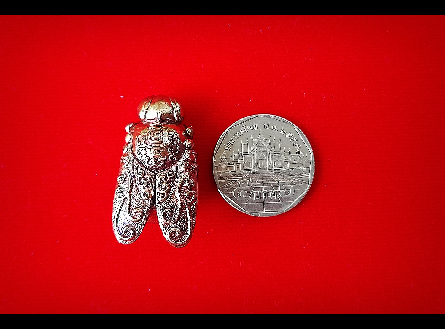 พญาแมลงภู่คำ กายสิทธิ์(สีเหลือบรุ้ง) เนื้อโลหะธาตุกายสิทธิ์ เหล็กไหลสุริยันราชา ผสมชนวนเนื้อเงินมหาสะท้อน ก้นบรรจุปรอทตามตำรา ปี2564 (ปลุกเสก16พิธี มหาโสฬสมหามงคล) #รับประกันแท้