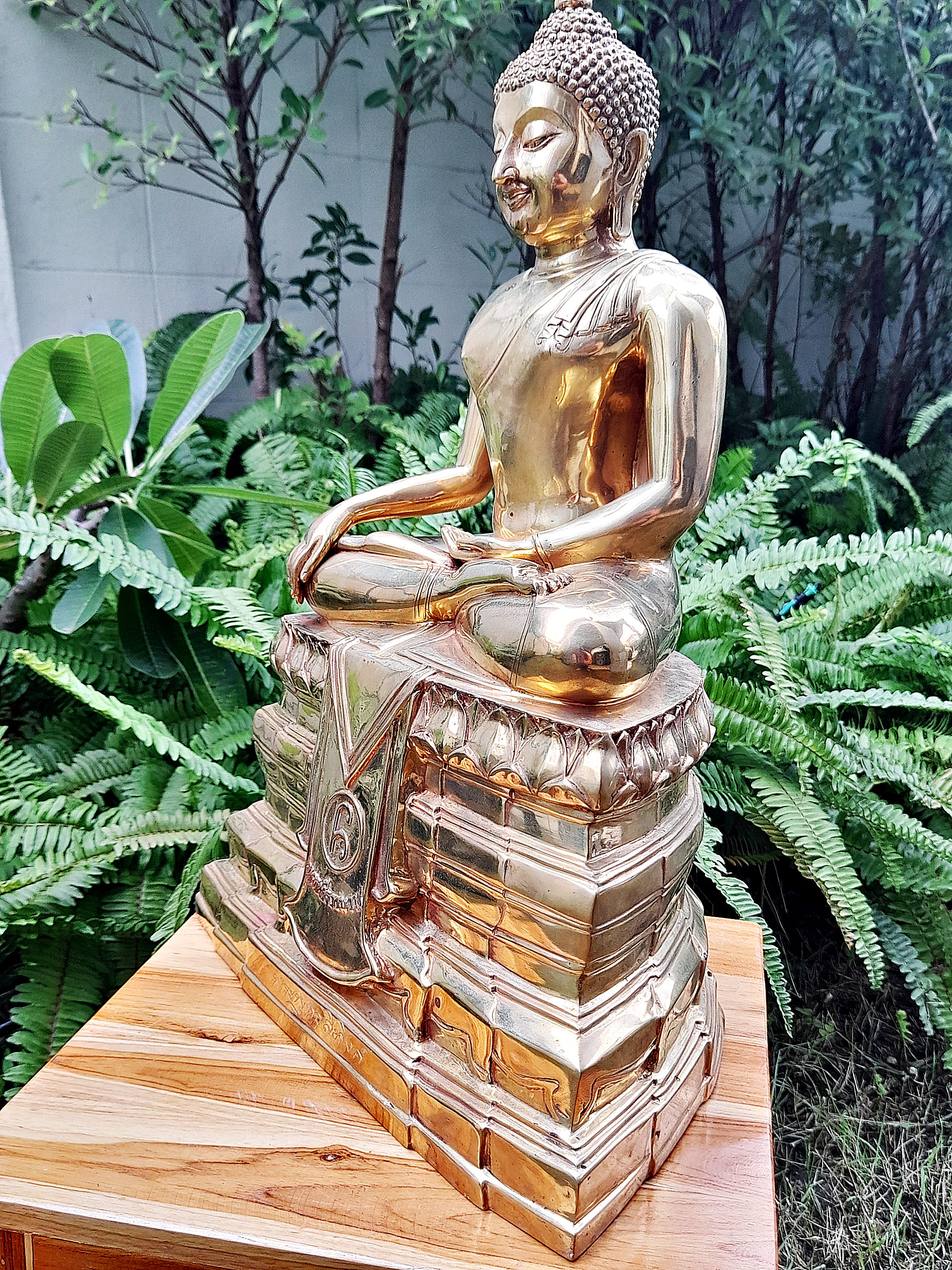 รูปหล่อ พระพุทธสิหิงค์ นิรันตราย ฐานยันต์นอโม เนื้อทองเหลืองขัดเงา (หน้าตัก9นิ้ว สูง18นิ้ว ฐานกว้าง14.5นิ้ว) วัดพระมหาธาต จ.นครศรีธรรมราช ปี2562 #รับประกันแท้