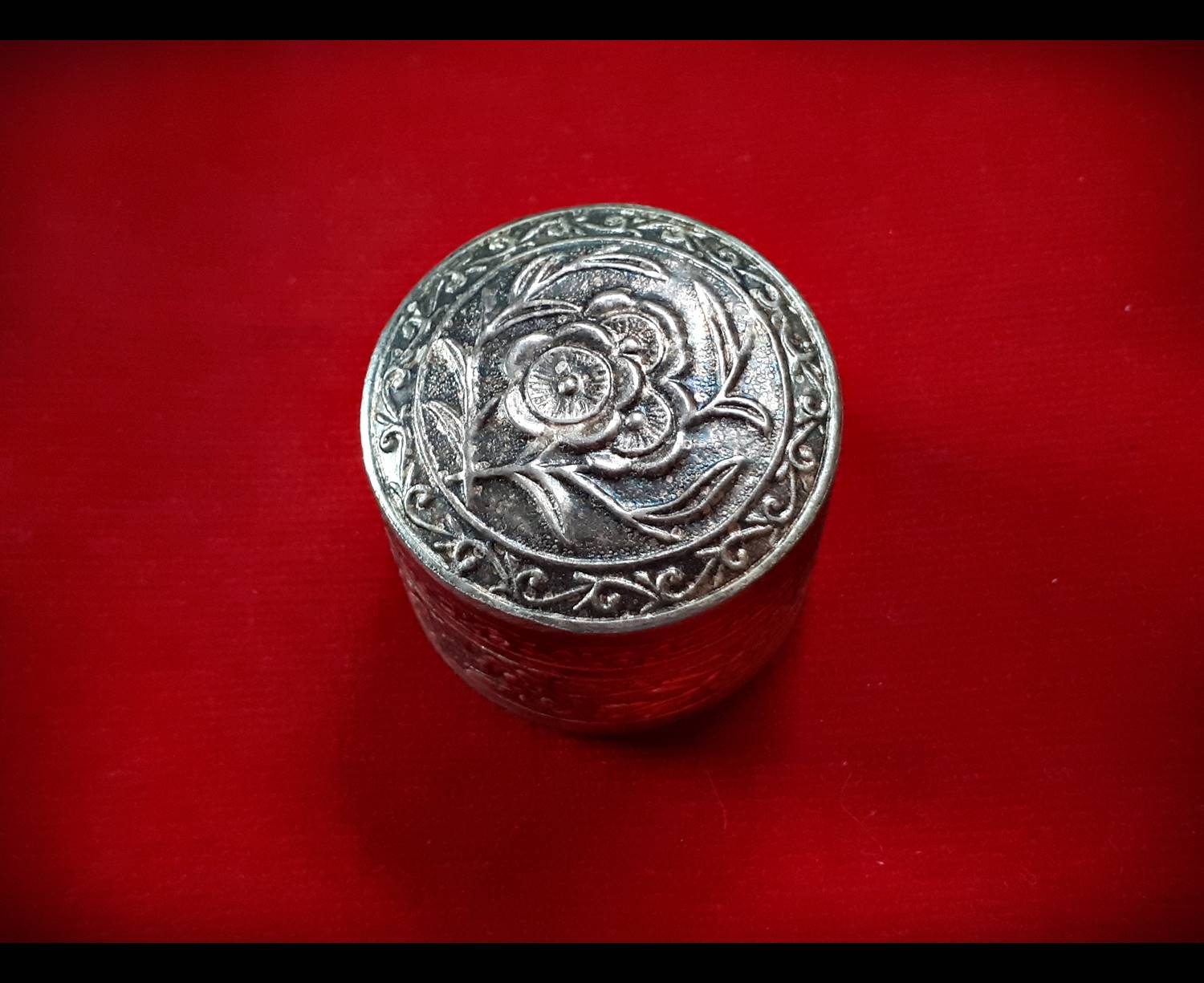 ตลับ(ใส่สีผึ้ง ใส่แป้ง) ลายดอกไม้ เนื้อเงินแท้