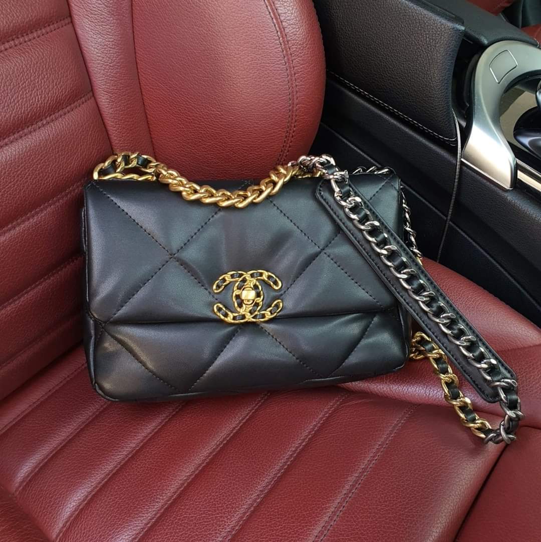 CHANEL VIP GIFT CROSSBODY BAG (แอดไลน์ก่อนสั่งซื้อ)