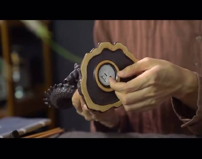 ที่วางกำยาน มังกร (กำยานบนหัวมังกร ธูปปักที่มือมังกร) (ขนาด ฐาน 13.8cm*14.5cm) (วัสดุเซรามิก มีไฟled ไฟเปลี่ยนสีไปตามจังหวะ)