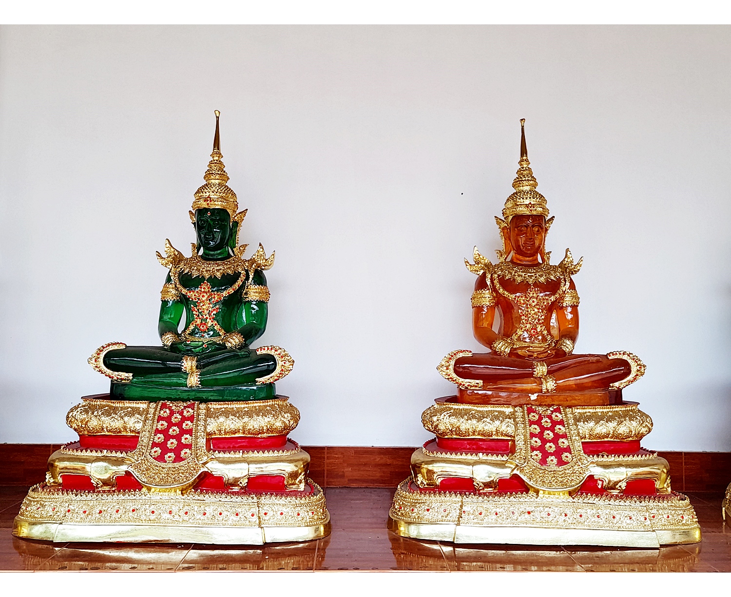 พระแก้วมรกต ปางพระจักรพรรดิ์ สีประจำวันเกิด7สี (ขนาดใหญ่) - (สีแดง สีเหลือง สีชมพู สีเขียว สีส้ม สีฟ้า สีม่วง)