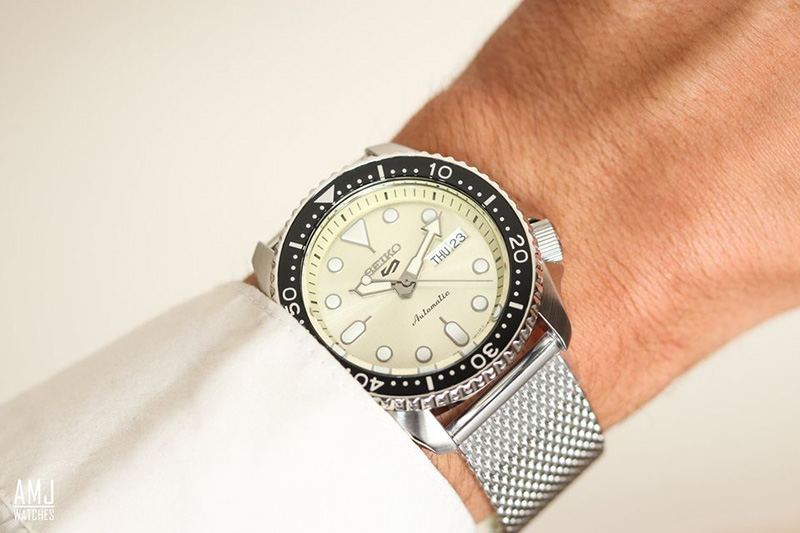 Karnvera Shop นาฬิกาข้อมือผู้ชาย Seiko 5 Sports Champagne Dial Stainless Steel Mesh Automatic SRPE75K1 Mens Watch