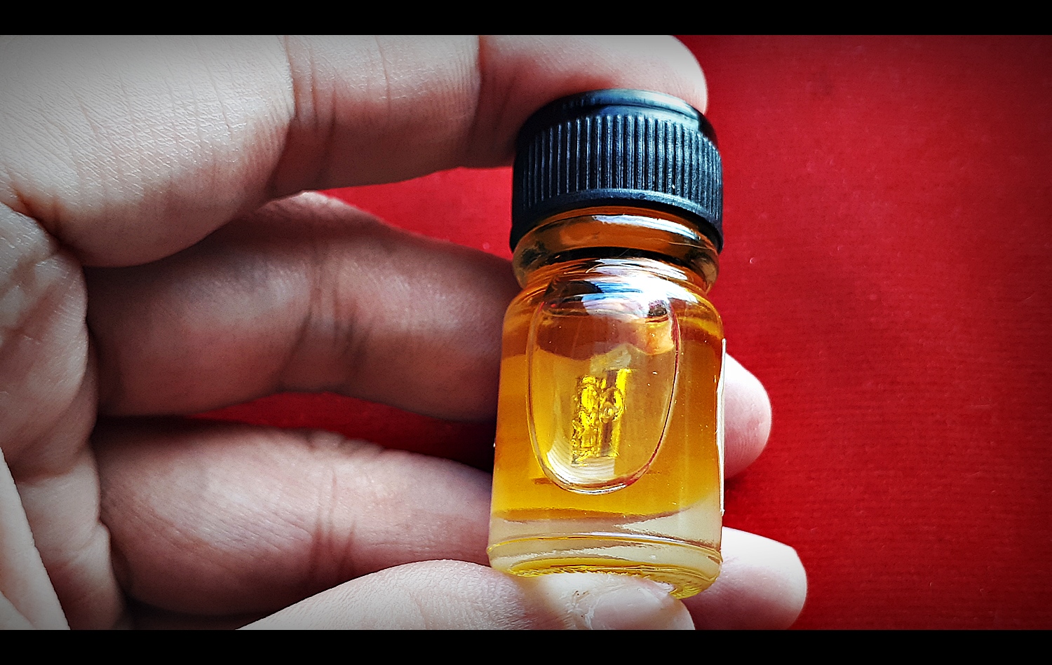 น้ำมันจันทร์มหาเสน่ห์ (แช่บรรจุ ตะกรุดสาริคู่ เนื้อเงินแท้ 2ดอก ) - หลวงพ่อเล็ก วัดท่าขนุน (ปลุกเสก วัดบ้านห้วยน้ำขาว ปี2563)