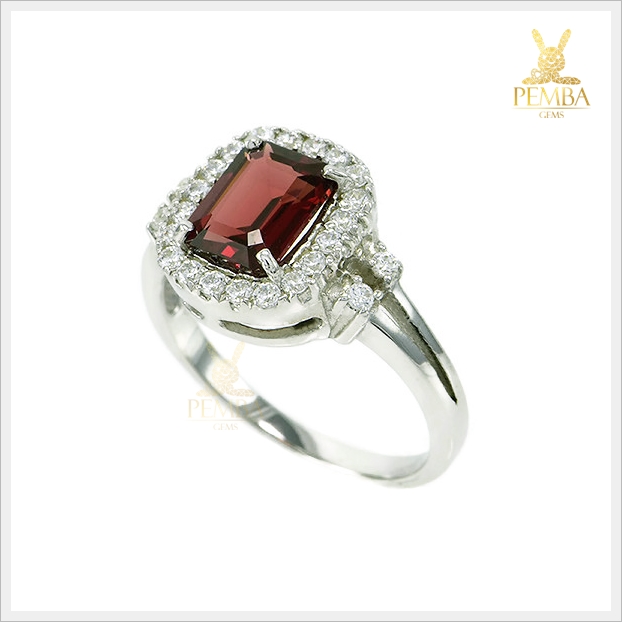 แหวนโกเมนแท้ สี่เหลี่ยม ล้อมเพชรCZ ดูสวยงามสะดุดตา แหวนพลอยแท้