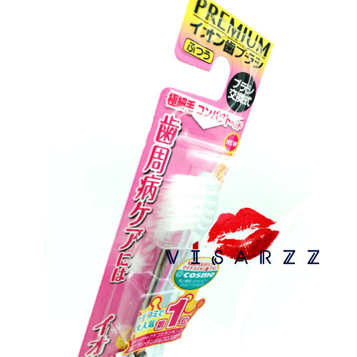 (ขนาดเล็ก กล่องชมพู ด้ามสีชมพู) Kiss You แปรงสีฟัน Ionic จากญี่ปุ่น มีประจุไอออนลบ ช่วยในการขจัดคราบสิ่งสกปรกออกมาได้ดีกว่า ใช้ต่อเนื่องฟันจะขาวขึ้นแม้เป็นคราบชา กาแฟ หรือบุหรี่ กลิ่นปากลดลง คราบหินปูนสะสมยากขึ้นค่ะ