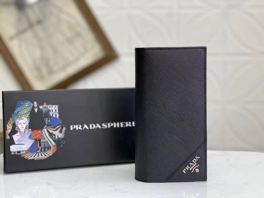 กระเป๋าสตางค์ pd saffiano vertical bi fold wallet สีดำ มีหลายลายกดดูเพิ่ม
