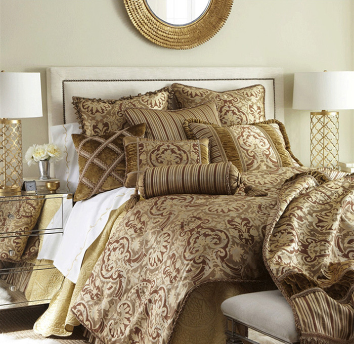 โคมไฟตั้งโต๊ะโป๊ะผ้าสีขาวฐานโลหะเหล็กสีทองฉลุลายสไตล์โมเดิร์น Luxury [AM-3870]