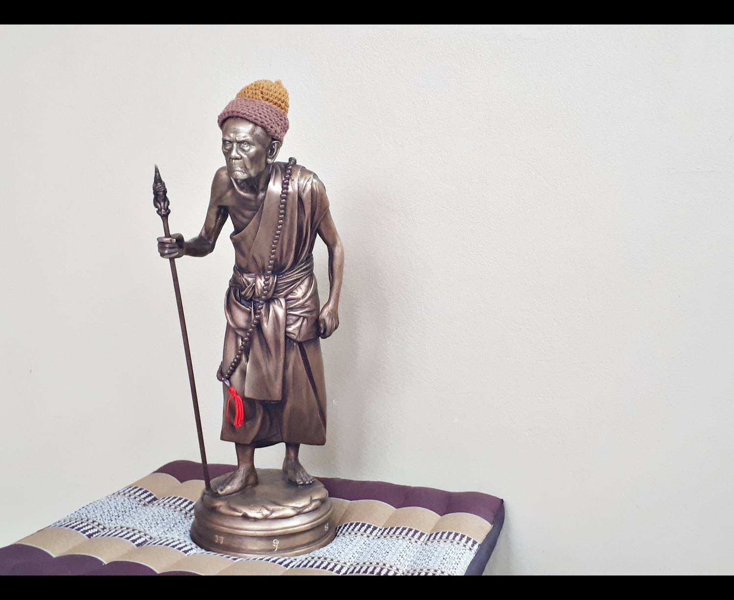 รูปหล่อ หลวงปุ่หมุน วัดบ้านจาน เนื้อโลหะทองเหลือง ยืนถือไม้เท้า พญานาค ขนาดบูชา (องค์ใหญ่ สูง21นิ้ว)