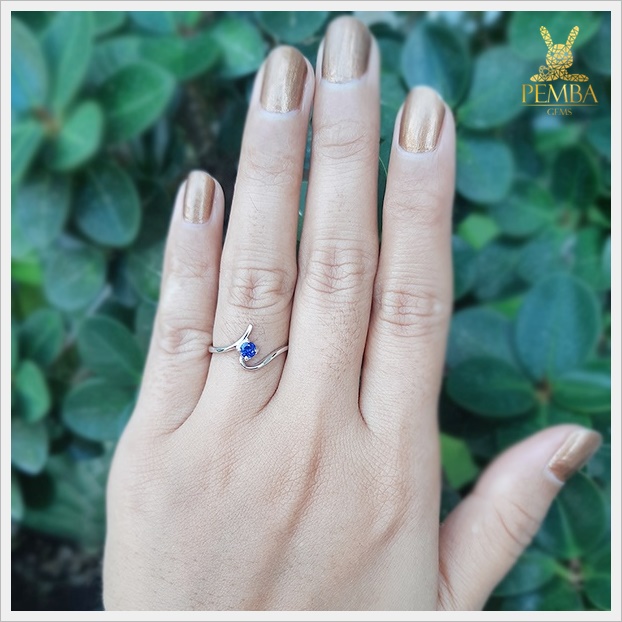 แหวนไพลินเม็ดเดี่ยว เงินแท้925 ชุบทองคำขาว ใส่ติดนิ้วเล็กๆ น่ารักๆ ทุกวัน