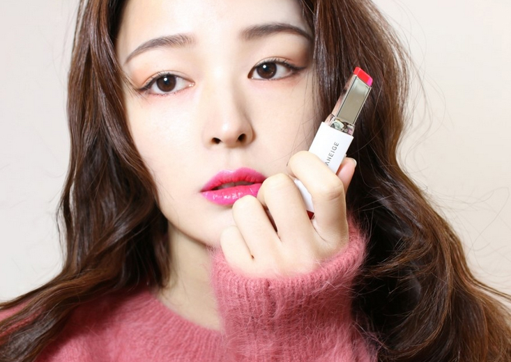 (ลด 45%) Laneige Two Tone Lip Bar 2g # 11 Juicy Pop ลิปทูโทน สองสี จับคู่มาให้เรียบร้อยแล้ว ให้สีสวยเป๊ะ สวยง่ายทันใจ