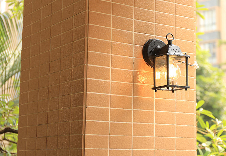 โคมไฟติดผนังโคมไฟติดระเบียงภายนอกสไตล์ยุโรปสีดำ ทรงสี่เหลี่ยมมีกระจก รุ่น [B7040-1]