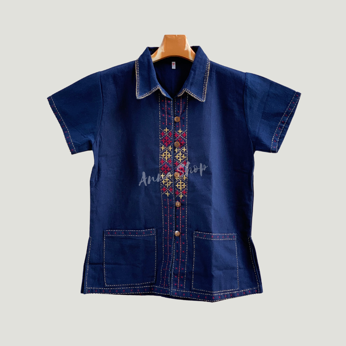 เสื้อผ้าเมืองผู้หญิง เสื้อคอเชิ้ตม่อฮ่อมดอกจิกคลาสสิก ยิ่งใช้สียิ่งสวย แขนสั้น งานวาดมือปักสวยๆ ใส่ทำงานเก๋ๆ มีขนาดถึงอก 44"