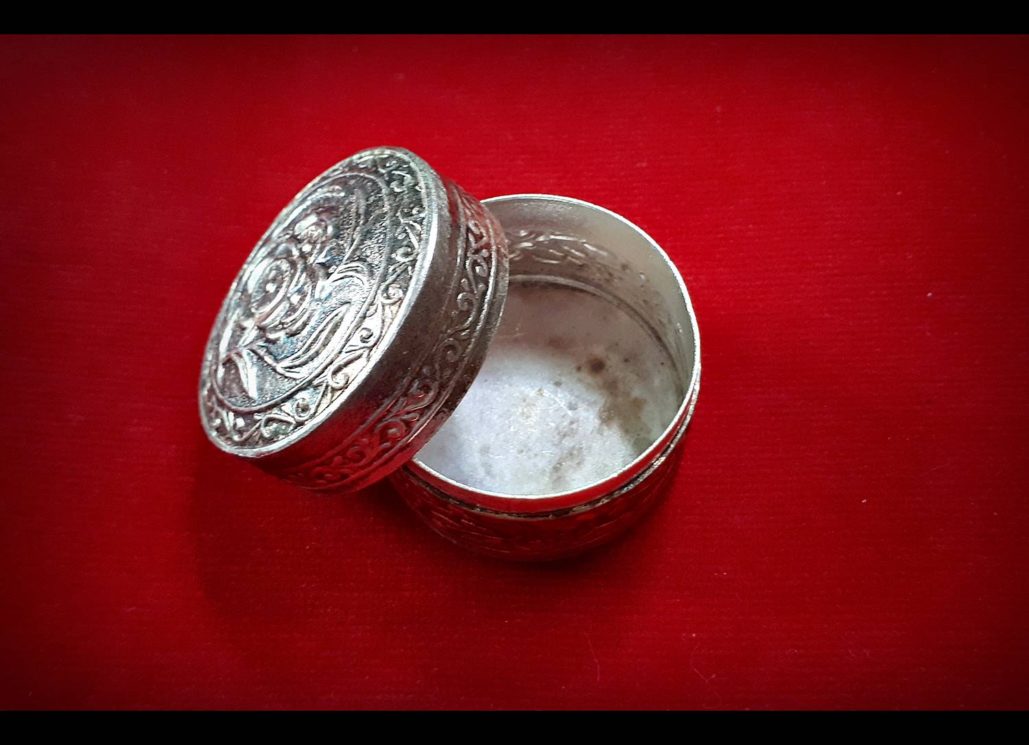 ตลับ(ใส่สีผึ้ง ใส่แป้ง) ลายดอกไม้ เนื้อเงินแท้