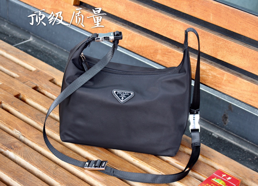กระเป๋า pd nylon messenger bag สีดำ 11 นิ้ว