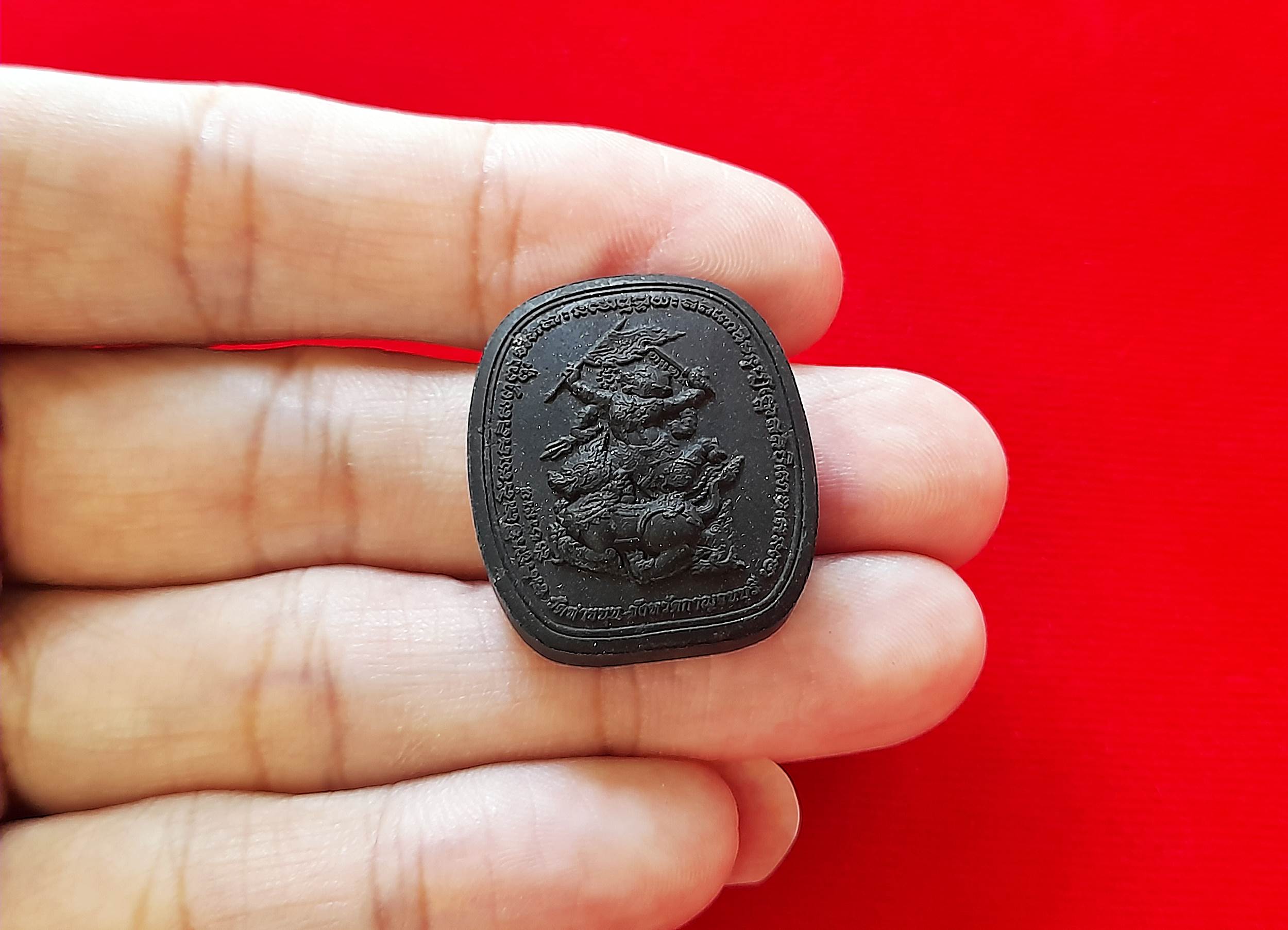 พระยอดขุนพล หลัง หนุมาน สี่กร ขี่สิงห์ #พิมพ์เล็ก สีดำ เนื้อผง แก่ว่านดินกากกายักษ์ ปี2565 #รับประกันแท้ - หลวงพ่อเล็ก วัดท่าขนุน