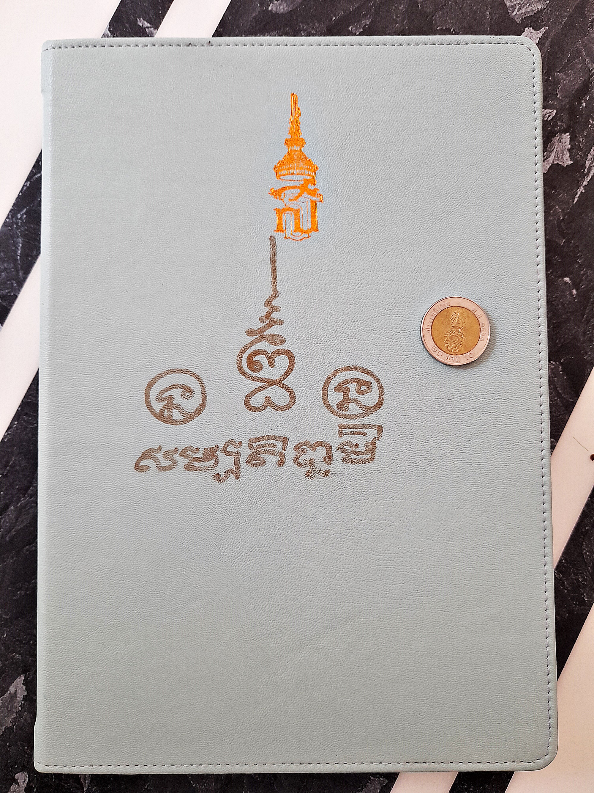 สมุดไดราอารี จดบนทึก ปี2564 (หน้าปกมีรอยจารยันต์ โดย หลวงพ่อเล็ก วัดท่าขนุน ) #รับประกันแท้