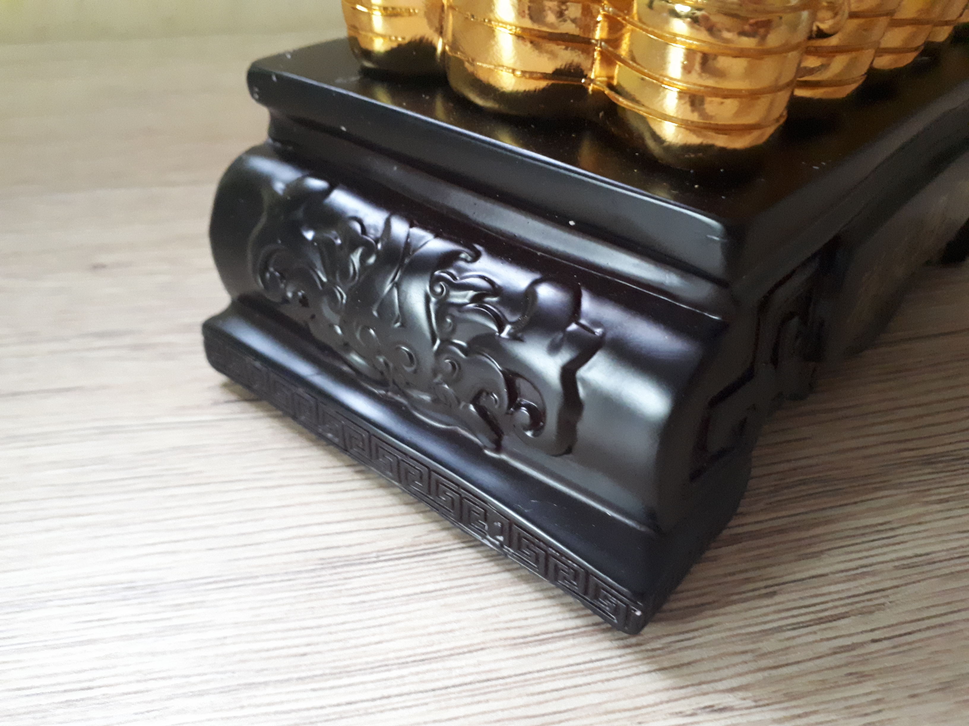 รูปหล่อ มังกรขาว สลับสีทอง ถือลูกแก้วแดง บนกองทอง เนื้อเรซิ่นเหลือบสี (สูง14นิ้ว กว้าง8นิ้ว ลึก4.5นิ้ว)