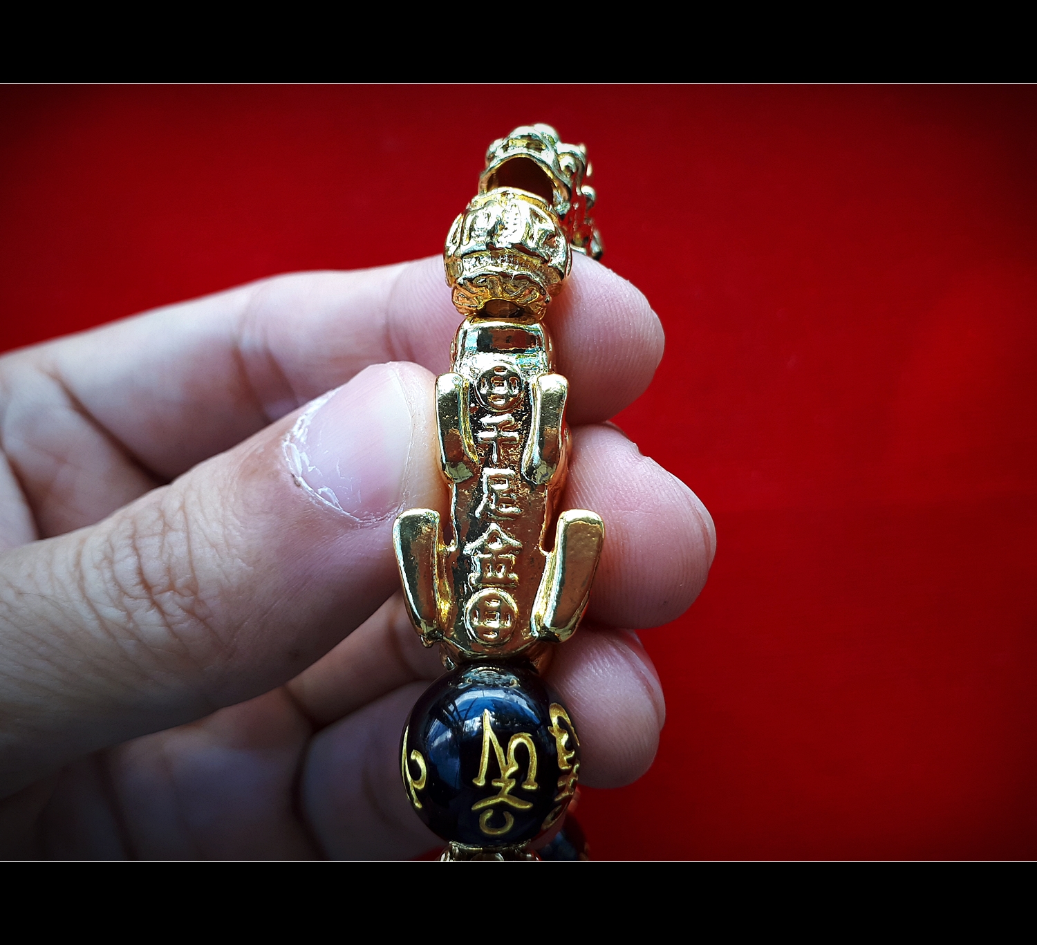 สร้อยข้อมือ ปี่เซียะ (ผีซิว) (Pi Xiu) 2 ตัว หัวโลหะชุบทอง หินดำสลักอักขระ 14มิล (ขายปลีก ขายส่ง)