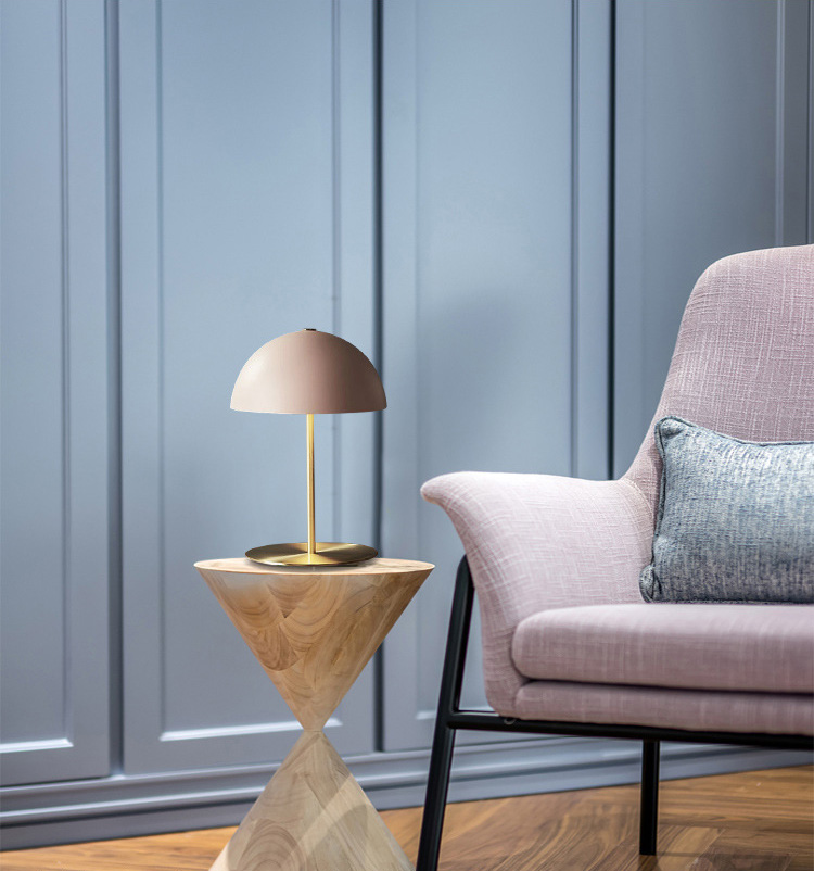 โคมไฟตั้งโต๊ะโป๊ะโคมสีเทาชมพูทรงครึ่งวงกลมฐานวางสีทอง [XG-8235]