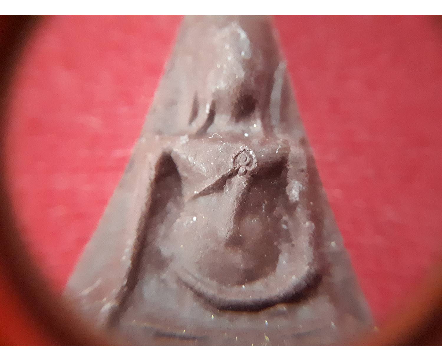 พระนางพญา(มนต์พระกาฬ) หลังพระสีวลี ปัดผงทอง เนื้อผง ปี2562