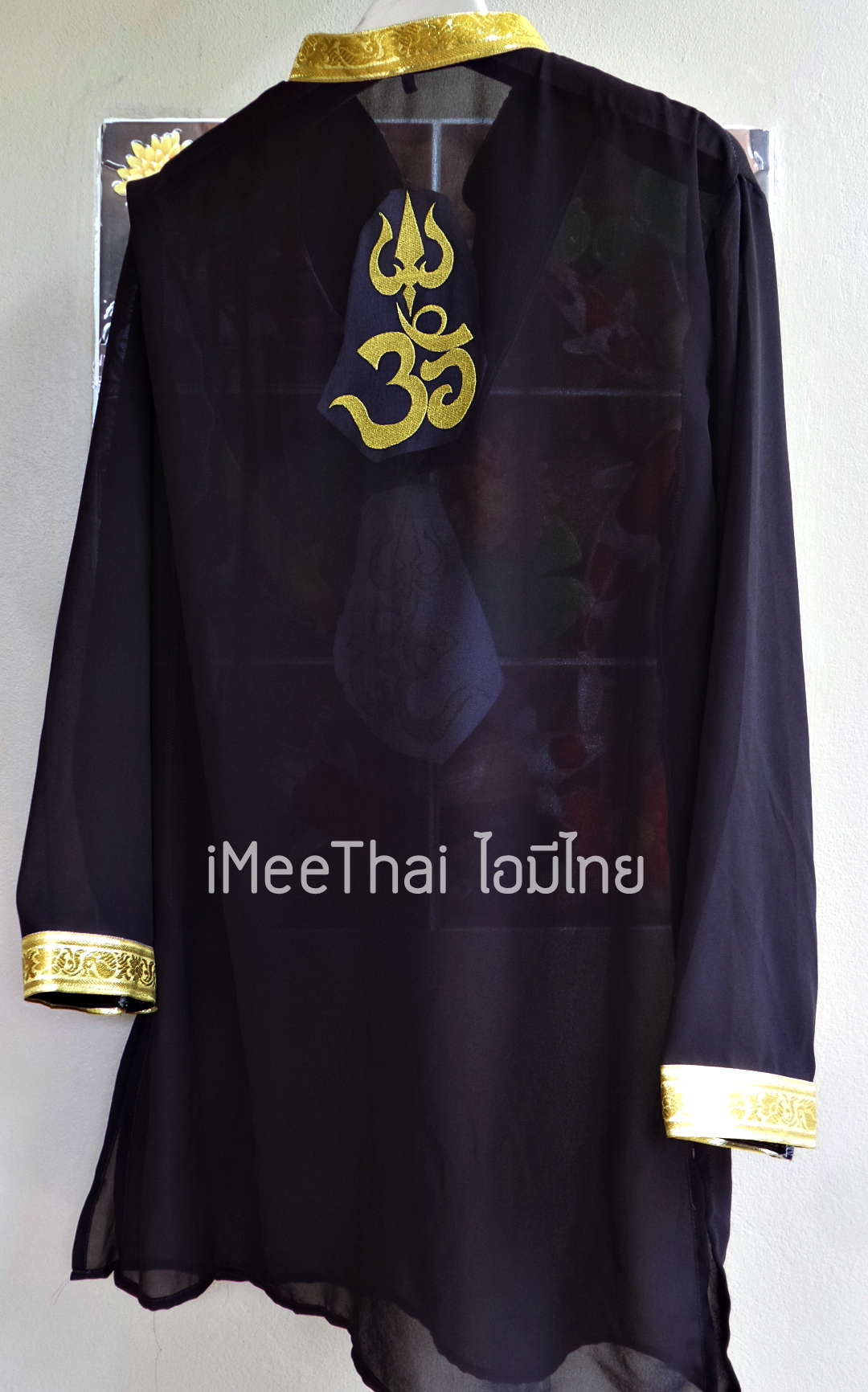 เสื้อสีดำแขนยาว ปักอักษร โอมตรีศูล