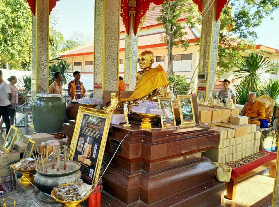 พระสมเด็จปรกโพธิ์ 9ใบ พิมพ์ใหญ่ หลังพระแม่ธรณี เนื้อผงอิธิเจแก่น้ำมัน (ชุดพิเศษ ชุดกรรมการ ปิดทองนำฤกษ์) หลวงพ่อกวย วัดโฆสิตาราม รุ่นแรงครู 2560 (พร้อมเลี่ยมกันน้ำ ใส่กรอบเงินแท้ ลาย หัวสิงห์ ลงยา ลายสุโขทัย ชุบทอง) #รับประกันแท้