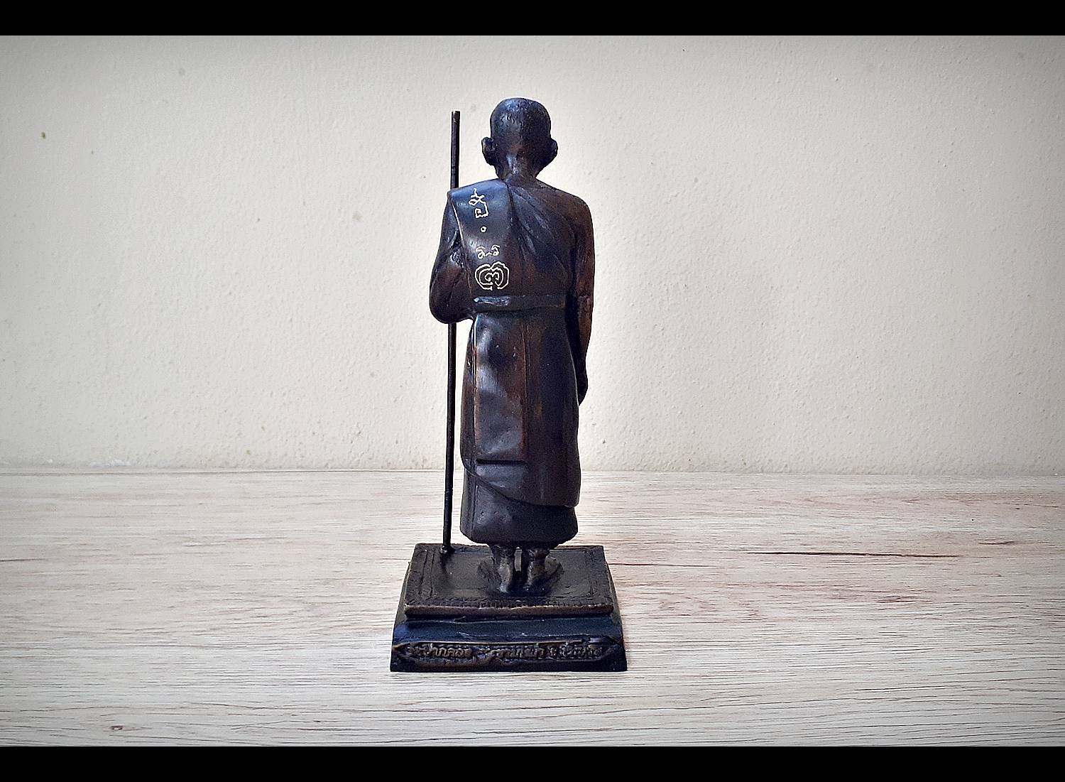 รูปหล่อ หลวงปุ่ศุข วัดปากคลองมะข่ามเฒ่า จ.ชัยนาท ยืนถือไม้เท้า เนื้อโลหะ (สูง7.5นิ้ว ฐาน4นิ้ว) ปี2561 #รับประกันแท้