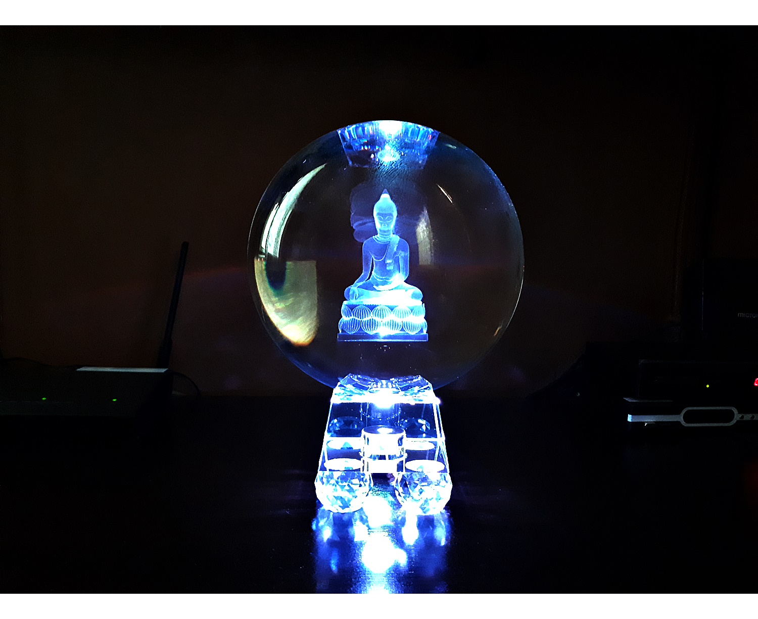 ลูกแก้ว ลาย พระพุทธรูป 3 มิติ ขนาด 8นิ้ว (20ซม.) พร้อมฐานไม้รองวาง