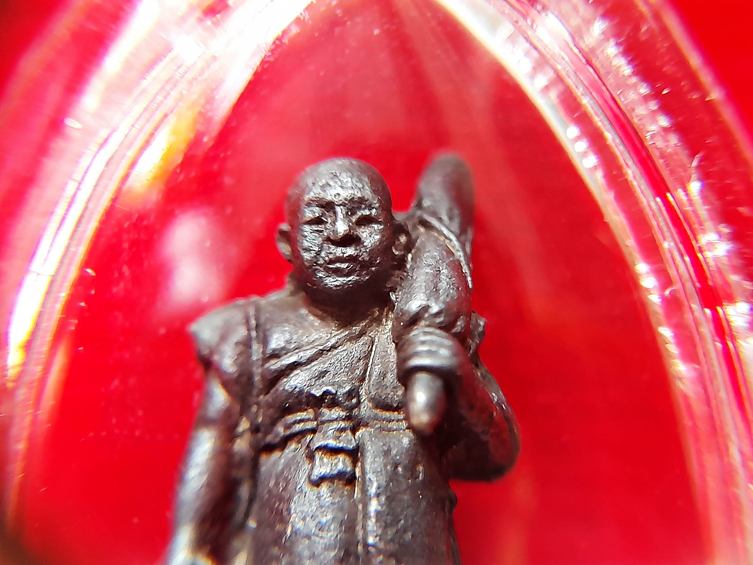 รูปหล่อ หลวงพ่อยงยุทธ ปางธุดงค์ รุ่น1 (ขนาดห้อยคอ พกพา) เนื้อโลหะ(ชนวนโลหะจากรูปหล่อองค์จริง) ปี2530 #รับประกันแท้และทัน - หลวงพ่อยุงยุทธ วัดเขาไม้แดง จ.ชลบุรี