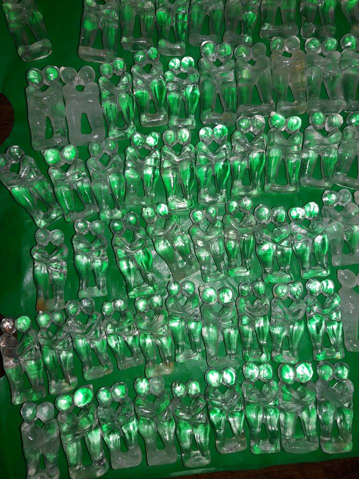 อิ่นคู่ (ชายหญิงกอดกัน มหาเสน่ห์) แก้วโป่งข่าม (งานฝีมือ ของใหม่) แกะสลัก (ขายปลีก ขายส่ง)