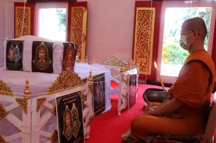 เหรียญท้าวเวสสุวรรณ ปางหน้าเทพบุตร หลังยันต์เกราะเพรช (โค็ดเลขสวย ๙๔) (ตอกโค็ดเจดีย์ ตอกเลขไทยรันเลข สลักนาม หลวงพ่อเล็ก วัดท่าขนุน และยันต์ต่างๆ) เนื้อเงินแท้ ลงยาเหลืองทอง ปี2564 (จัดสร้างน้อย เพียงแค่199เหรียญ) #รับประกันแท้ - หลวงพ่อเล็ก วัดท่าขนุน ปล