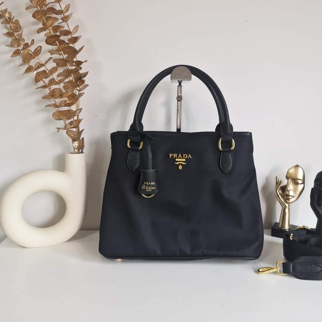 กระเป๋าถือ ทรงยอดฮิตจากแบรนด์ PRADA (แอดไลน์ก่อนสั่งซื้อ)