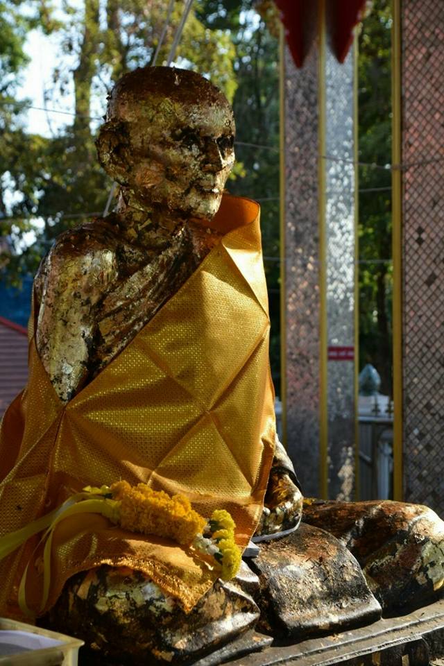 พระสมเด็จหลวงพ่อโตในวิหาร เนื้อผงชนวนมวลสารเก่าหลวงพ่อกวย รุ่นแรงครู ปี2560 หลวงพ่อกวย วัดโฆสิตาราม(วัดบ้านแค) จ.ชัยนาท ปี2563 - (ขนาด 5x7นิ้ว จีวรส้ม ด้านหน้ายันต์ครู ยันต์นะปัดตลอด ด้านหลังยันต์มงกุฎพระพุทธเจ้าหนุนดวง) ปี2563 #ปลุกเสกที่วัดโฆสิตาราม #รั