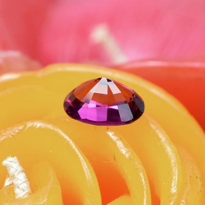 Rubellite พลอยรูเบลไลท์ น้ำหนัก 3.45 กะรัต รูปไข่ ขนาดตามใบเซอร์ 8.01x11.14x6.08 มิล สีชมพูบานเย็น สีโทนเข้ม ความสะอาดมองตาเปล่าสะอาดไม่มีตำหนิ