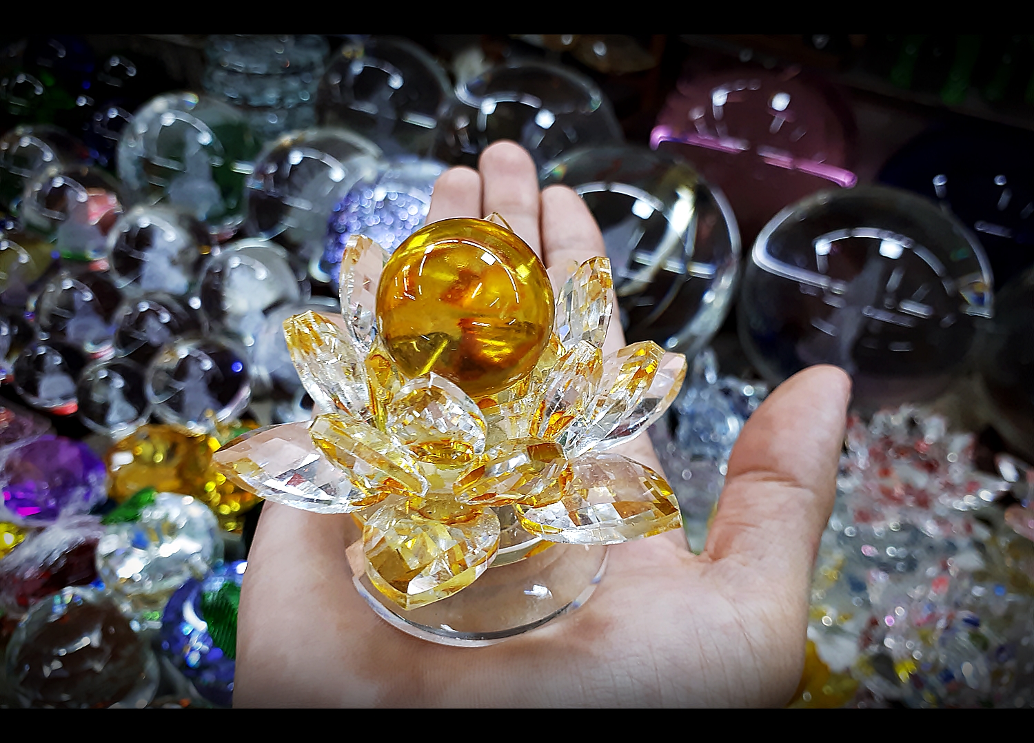 ลูกแก้ว ขนาด4ซม (สี ต่างๆ สีเหลือง สีแดง สีฟ้า สีเขียว สีชมพู สีม่วง สีใส) พร้อมฐานแก้วคริสตัลดอกบัว (ขายปลีก ขายส่ง)